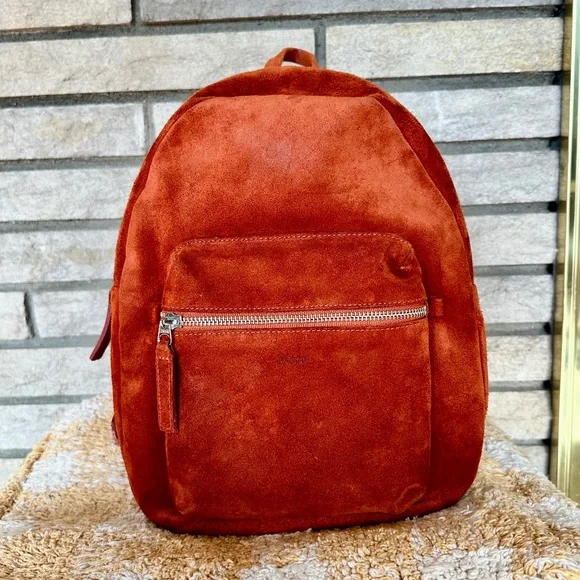 baggu nubuck leather backpack - Medium Nylon It features an interior laptop sleeve with velcro closure that fits 13/14” laptop in puffy case UNISEX BAGGU LEATHER BACKPACK -